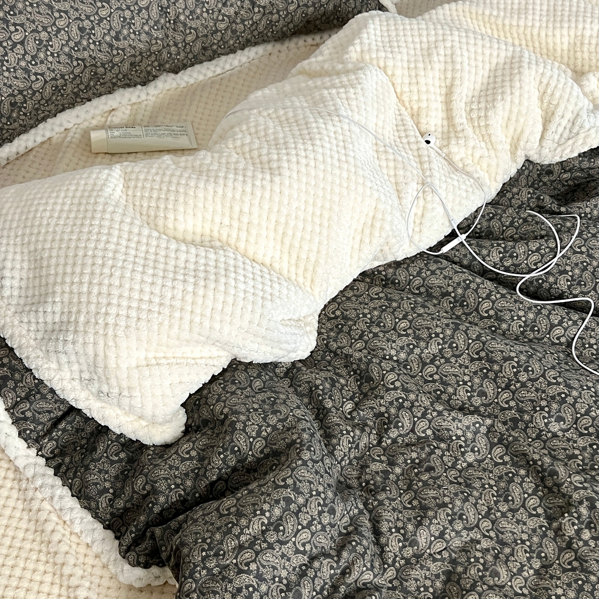 91家纺网 家纺一手货源 找家纺 荣轩 2025秋冬必备新品棉加绒华夫格提花绒工艺款四件套（铺床版） 巴洛克之夜