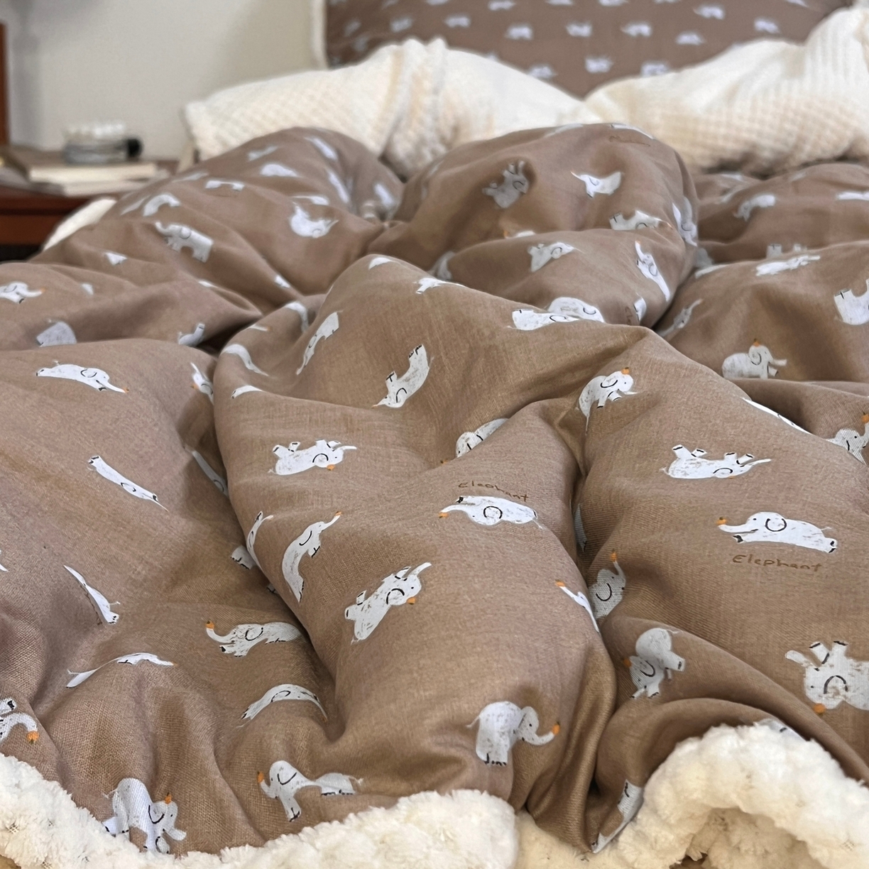 91家纺网 家纺一手货源 找家纺 荣轩 2025秋冬必备新品棉加绒华夫格提花绒工艺款四件套（铺床版）冬日可可