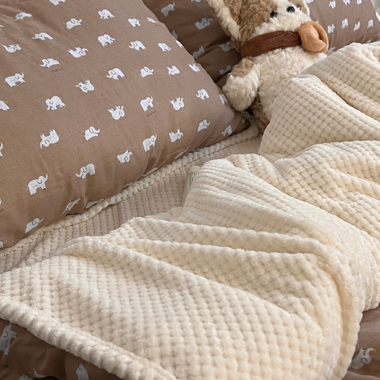 91家纺网 家纺一手货源 找家纺 荣轩 2025秋冬必备新品棉加绒华夫格提花绒工艺款四件套（铺床版）冬日可可