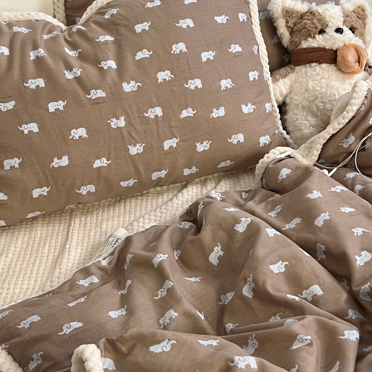 91家纺网 家纺一手货源 找家纺 荣轩 2025秋冬必备新品棉加绒华夫格提花绒工艺款四件套（铺床版）冬日可可