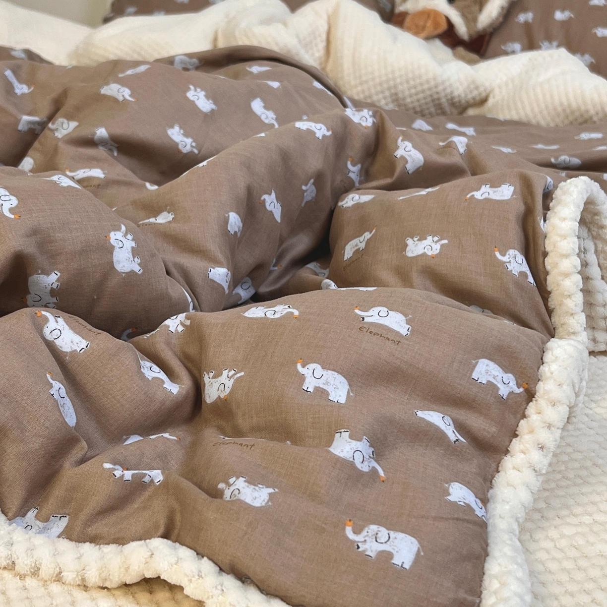 91家纺网 家纺一手货源 找家纺 荣轩 2025秋冬必备新品棉加绒华夫格提花绒工艺款四件套（铺床版）冬日可可