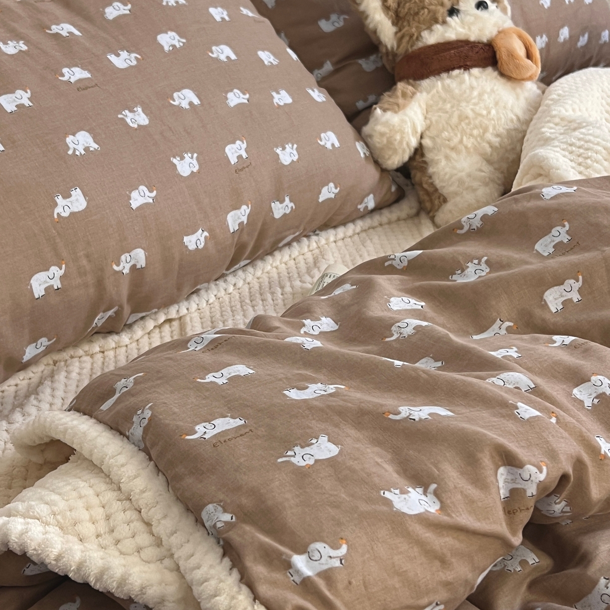 91家纺网 家纺一手货源 找家纺 荣轩 2025秋冬必备新品棉加绒华夫格提花绒工艺款四件套（铺床版）冬日可可