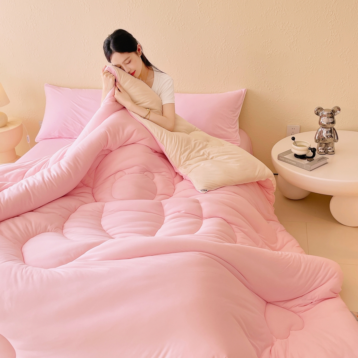 91家纺网 家纺一手货源 找家纺 色鬼布艺高端家居主号 2025新款针织云朵冬被软萌小熊被 粉色