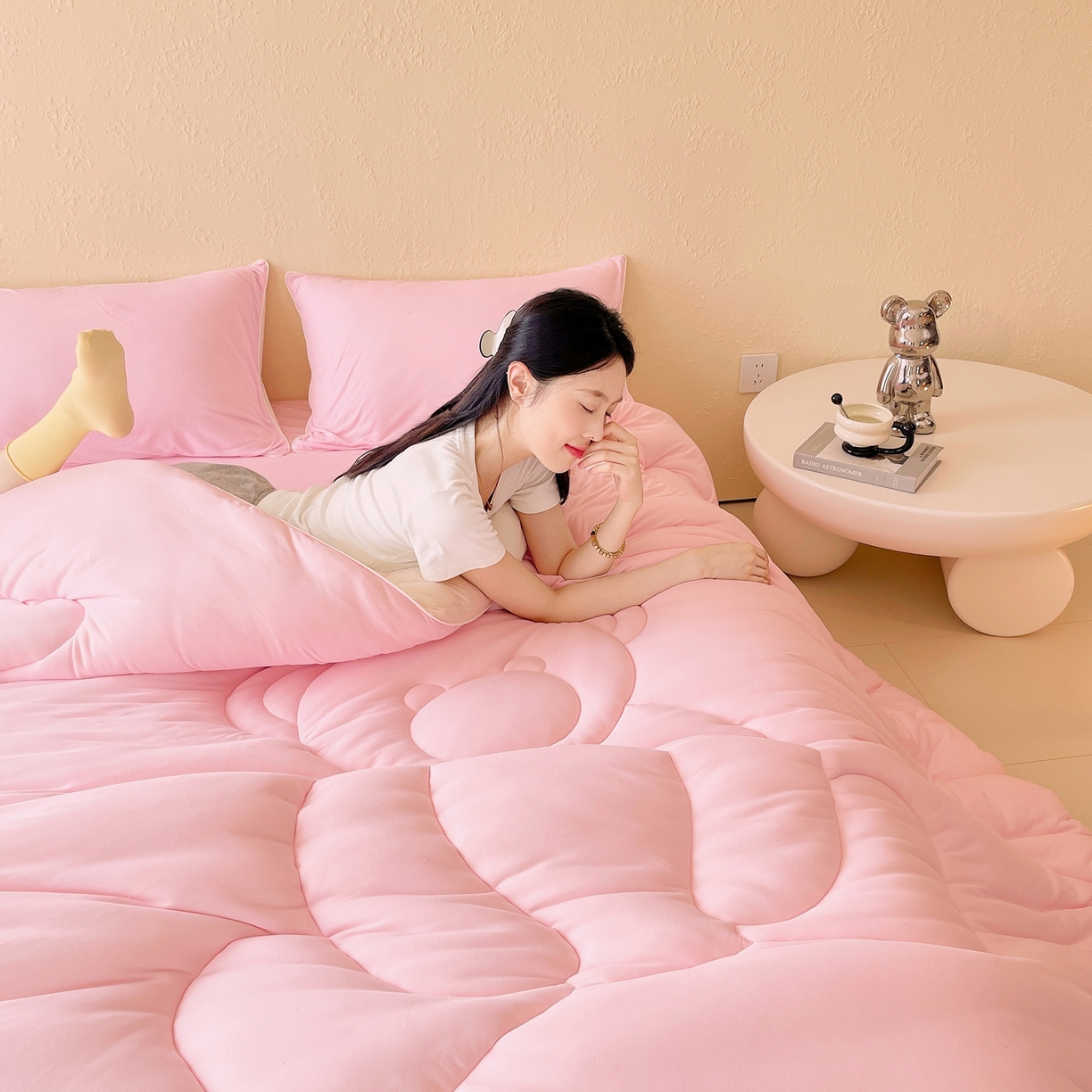 91家纺网 家纺一手货源 找家纺 色鬼布艺高端家居主号 2025新款针织云朵冬被软萌小熊被 粉色