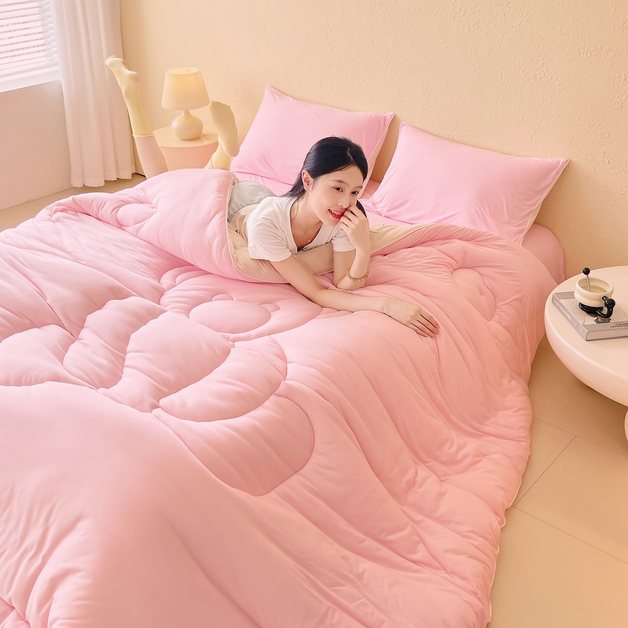 91家纺网 家纺一手货源 找家纺 色鬼布艺高端家居主号 2025新款针织云朵冬被软萌小熊被 粉色