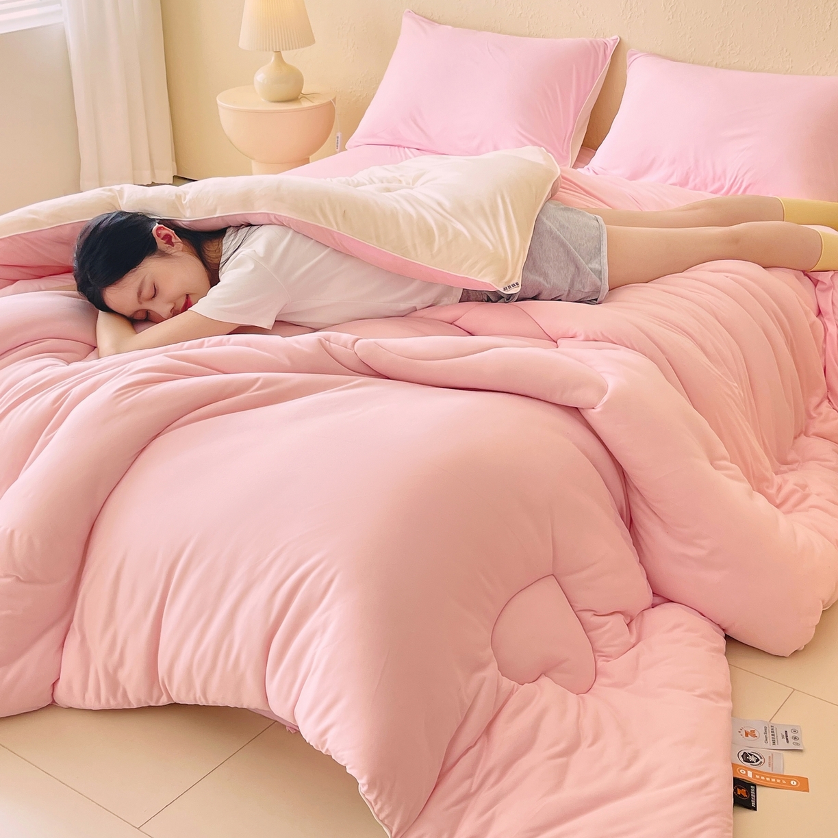 91家纺网 家纺一手货源 找家纺 色鬼布艺高端家居主号 2025新款针织云朵冬被软萌小熊被 粉色