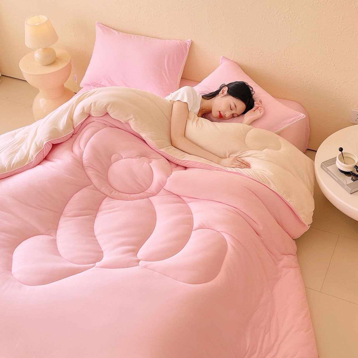 91家纺网 家纺一手货源 找家纺 色鬼布艺高端家居主号 2025新款针织云朵冬被软萌小熊被 粉色