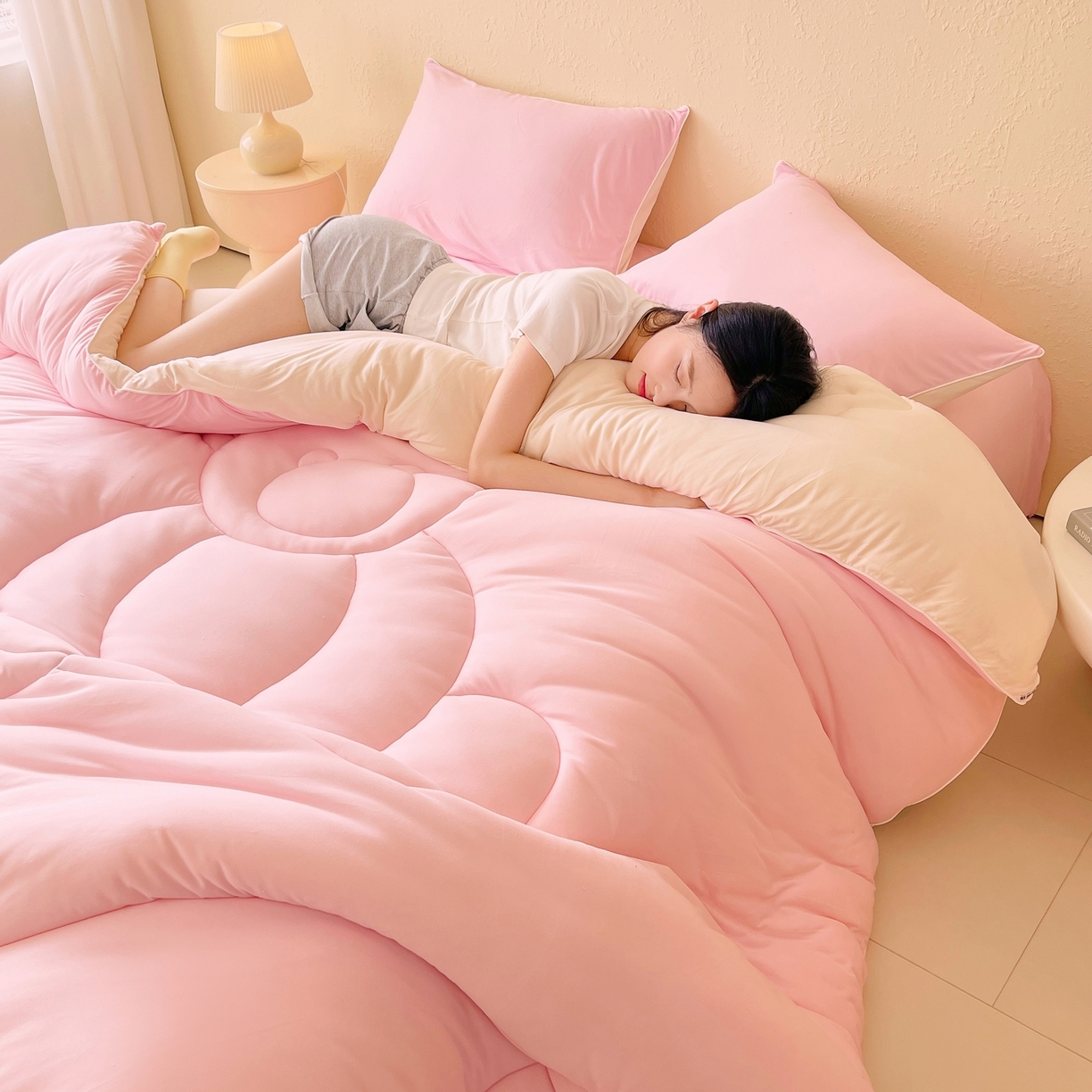 91家纺网 家纺一手货源 找家纺 色鬼布艺高端家居主号 2025新款针织云朵冬被软萌小熊被 粉色