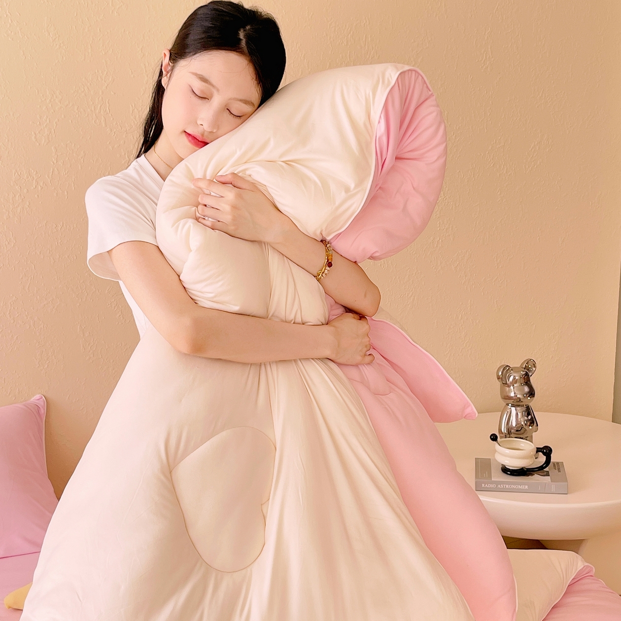 91家纺网 家纺一手货源 找家纺 色鬼布艺高端家居主号 2025新款针织云朵冬被软萌小熊被 粉色