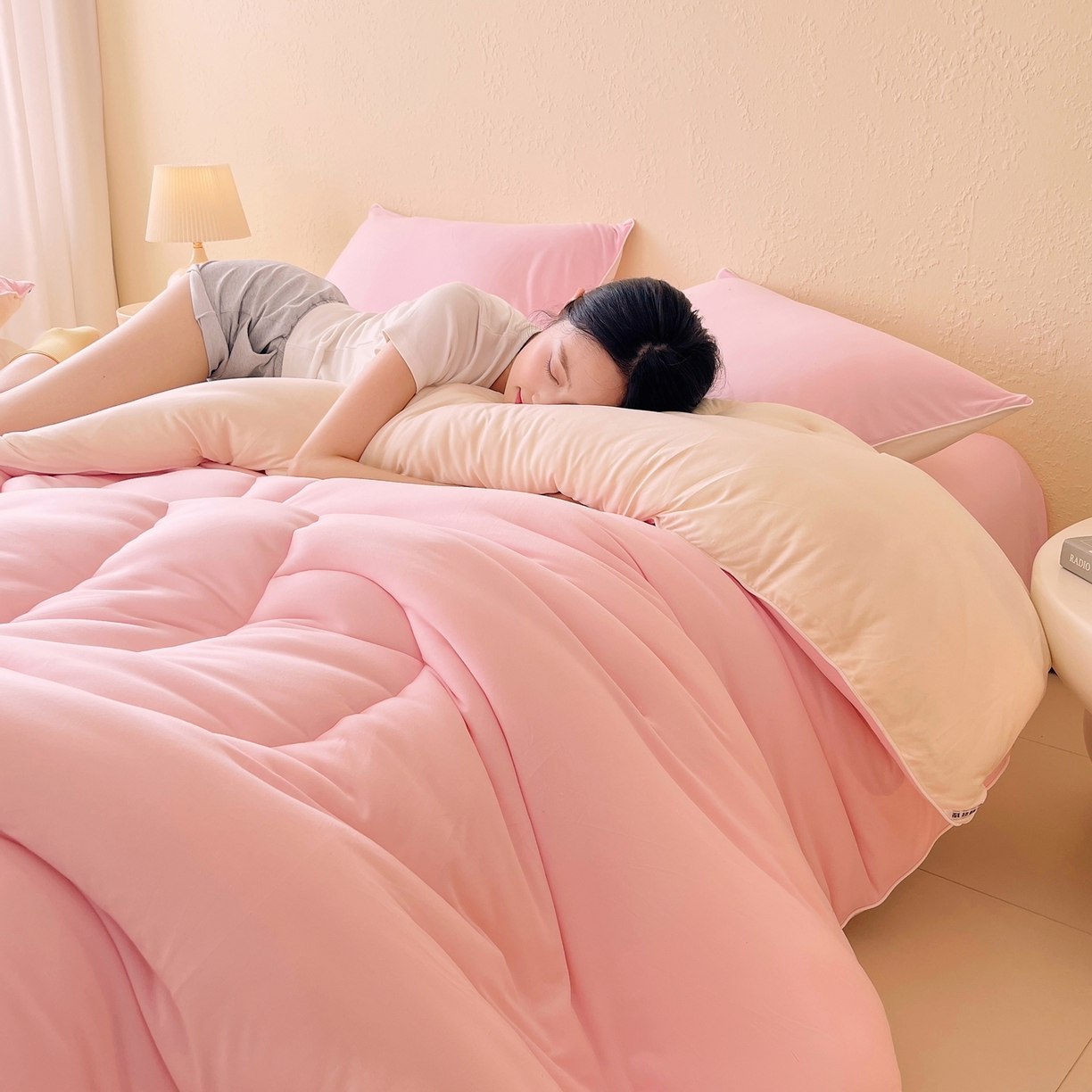 91家纺网 家纺一手货源 找家纺 色鬼布艺高端家居主号 2025新款针织云朵冬被软萌小熊被 粉色