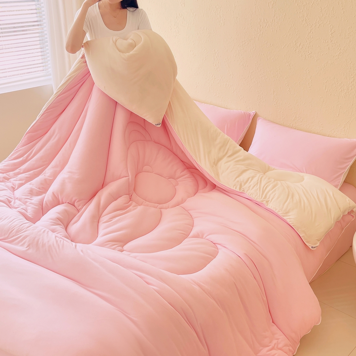 91家纺网 家纺一手货源 找家纺 色鬼布艺高端家居主号 2025新款针织云朵冬被软萌小熊被 粉色