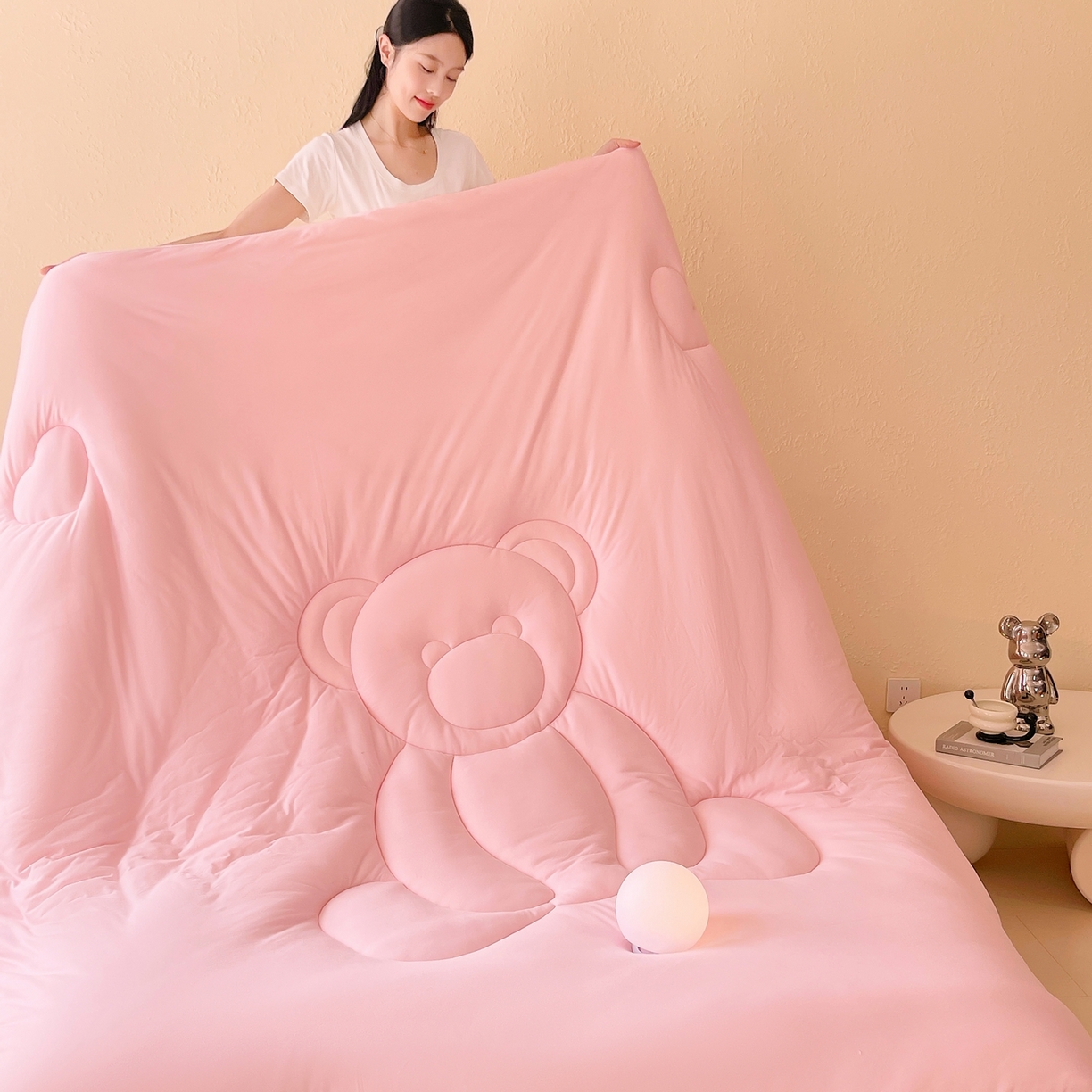 91家纺网 家纺一手货源 找家纺 色鬼布艺高端家居主号 2025新款针织云朵冬被软萌小熊被 粉色