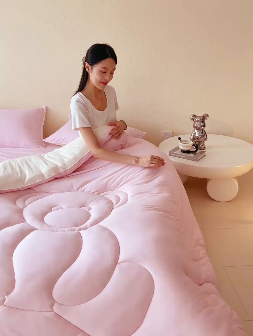 91家纺网 家纺一手货源 找家纺 色鬼布艺高端家居主号 2025新款针织云朵冬被软萌小熊被 粉色