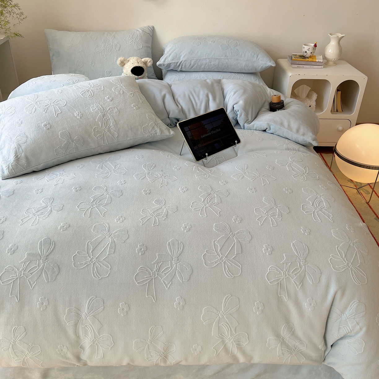 91家纺网 家纺一手货源 找家纺 （总）六巷胡同 2025新款INS博主风蝴蝶结心语立体雕花A类牛奶绒四件套 （会员减5元）