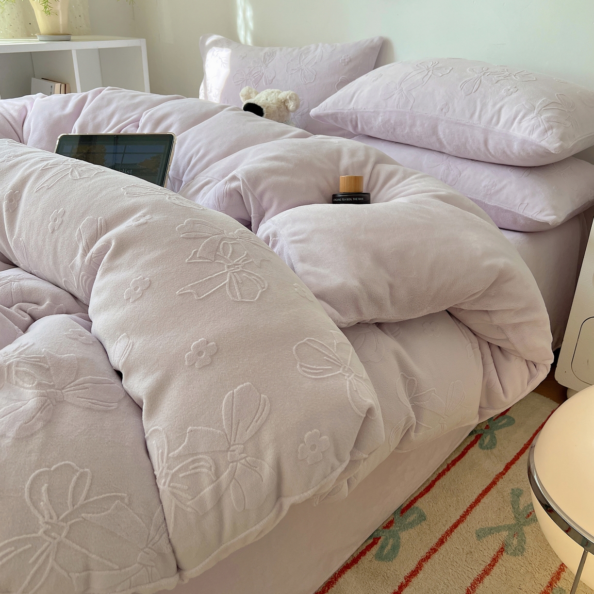 91家纺网 家纺一手货源 找家纺 六巷胡同 2025新款INS博主风蝴蝶结心语立体雕花A类牛奶绒四件套 （会员减5元） 蝴蝶结心语-紫