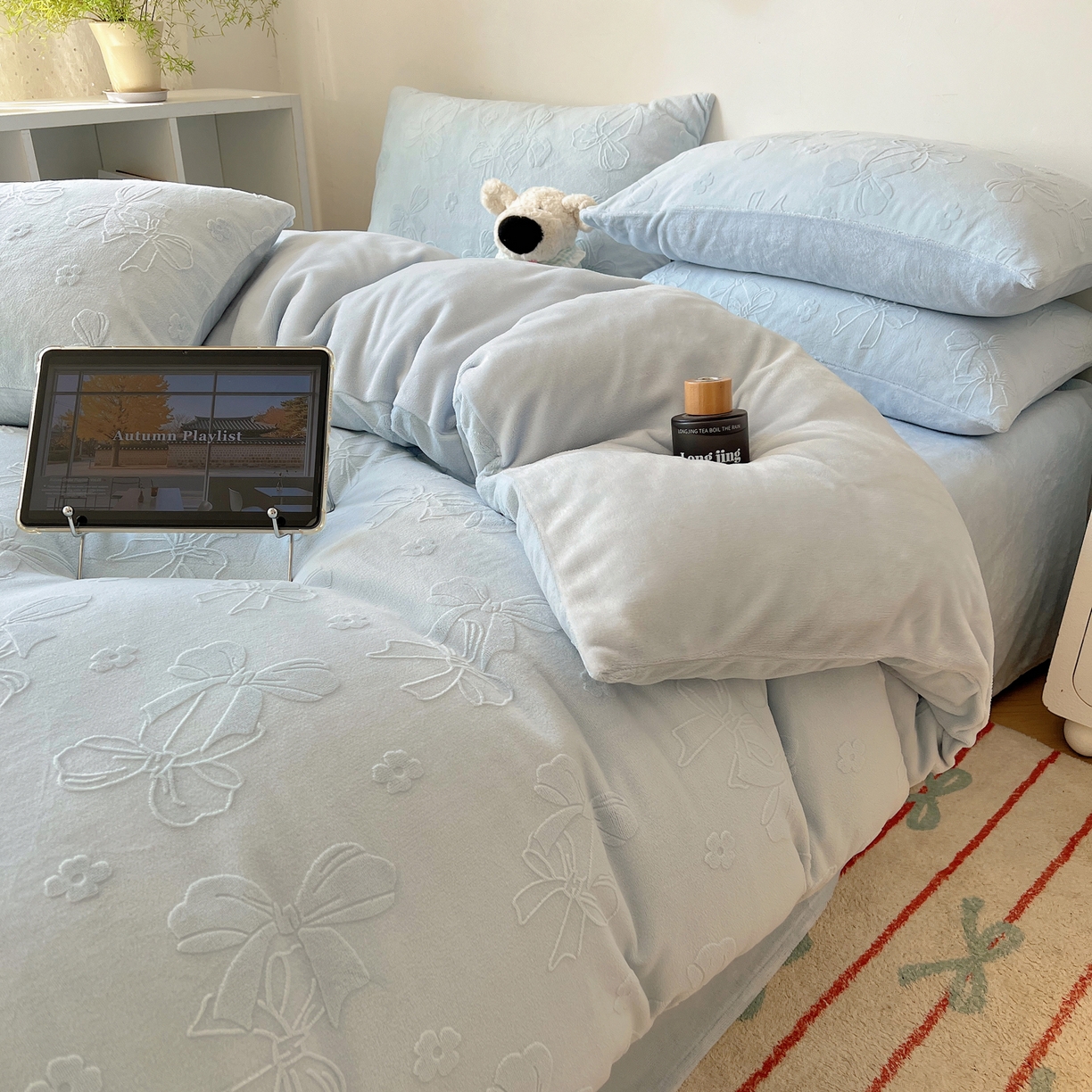 91家纺网 家纺一手货源 找家纺 （总）六巷胡同 2025新款INS博主风蝴蝶结心语立体雕花A类牛奶绒四件套 （会员减5元）