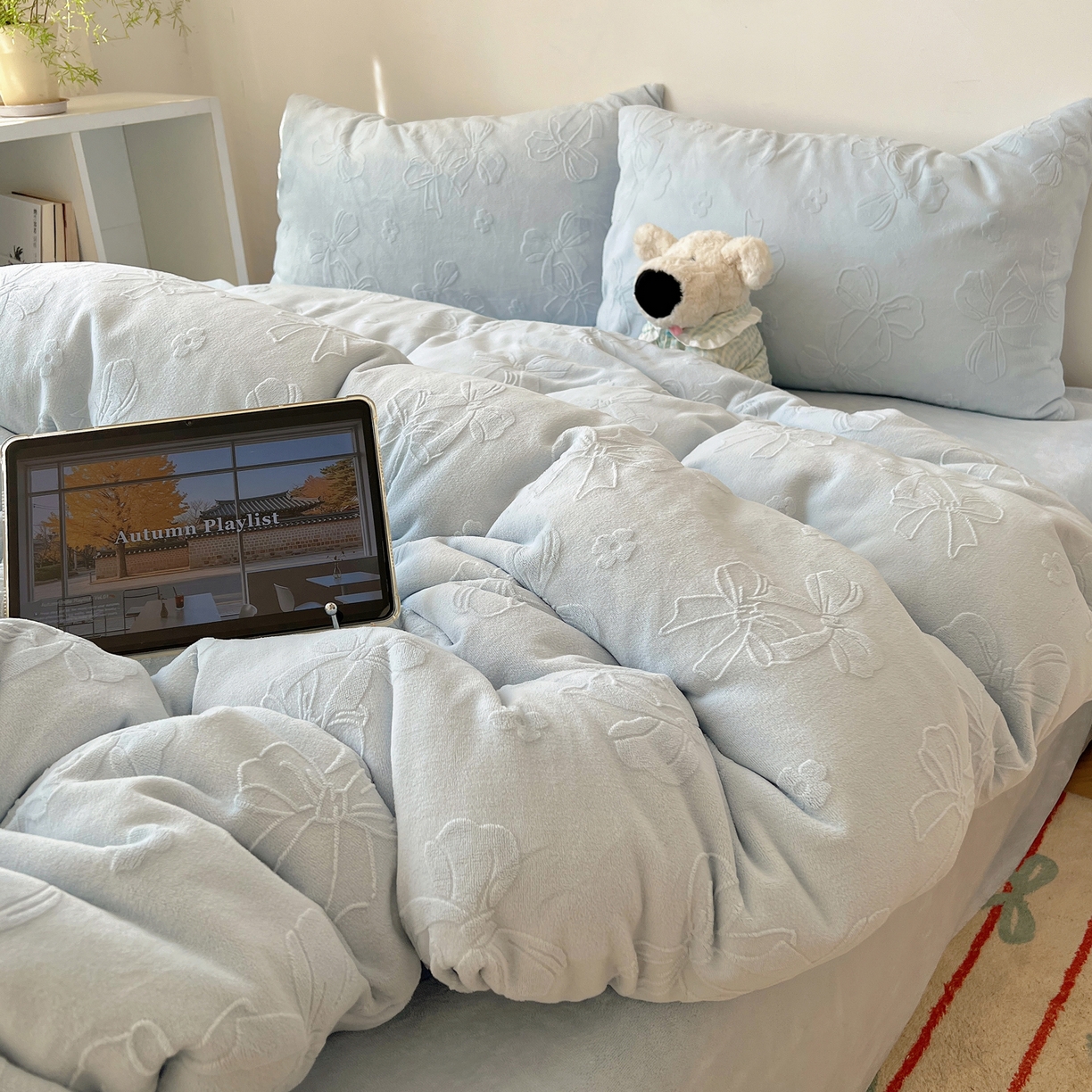 91家纺网 家纺一手货源 找家纺 （总）六巷胡同 2025新款INS博主风蝴蝶结心语立体雕花A类牛奶绒四件套 （会员减5元）