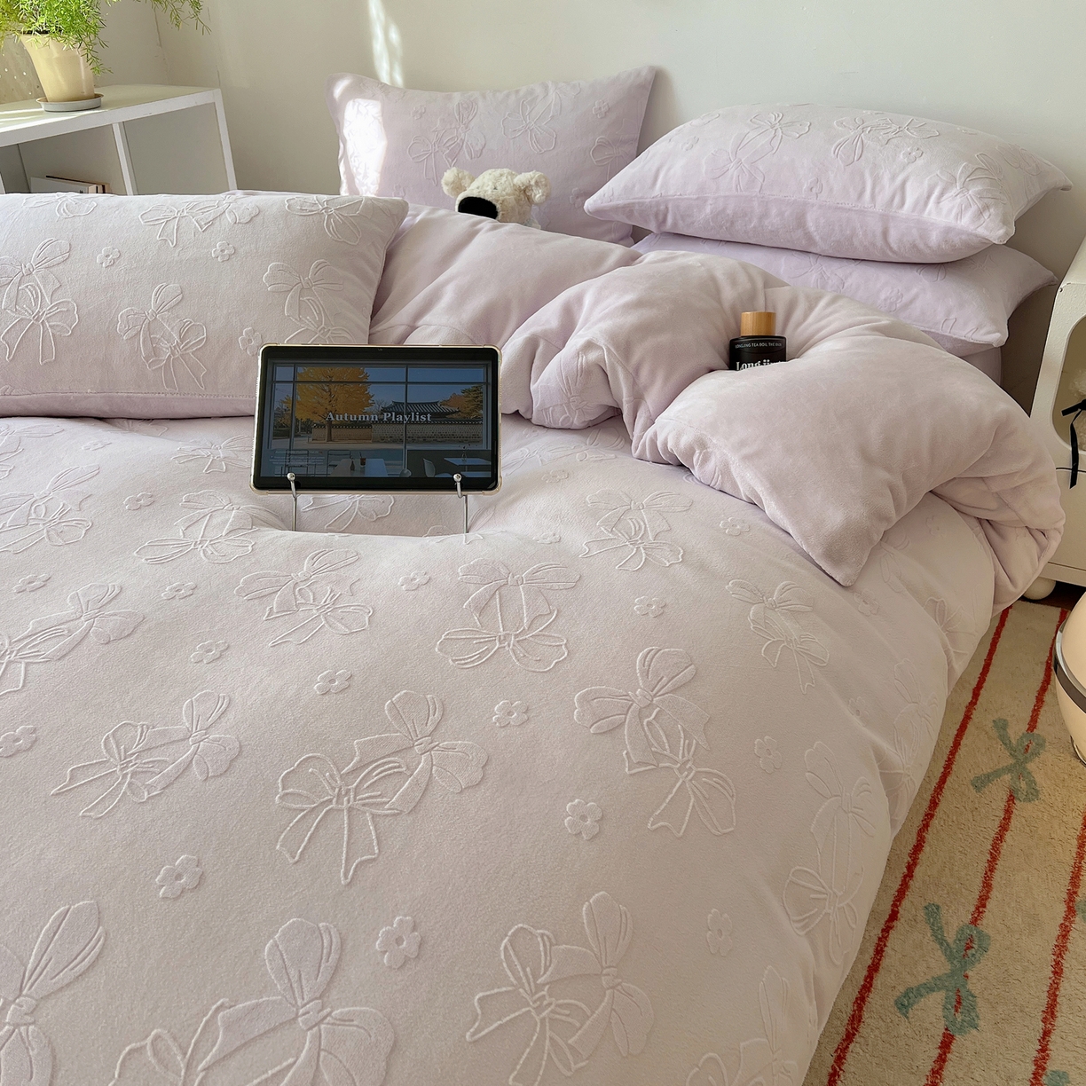 91家纺网 家纺一手货源 找家纺 六巷胡同 2025新款INS博主风蝴蝶结心语立体雕花A类牛奶绒四件套 （会员减5元） 蝴蝶结心语-紫