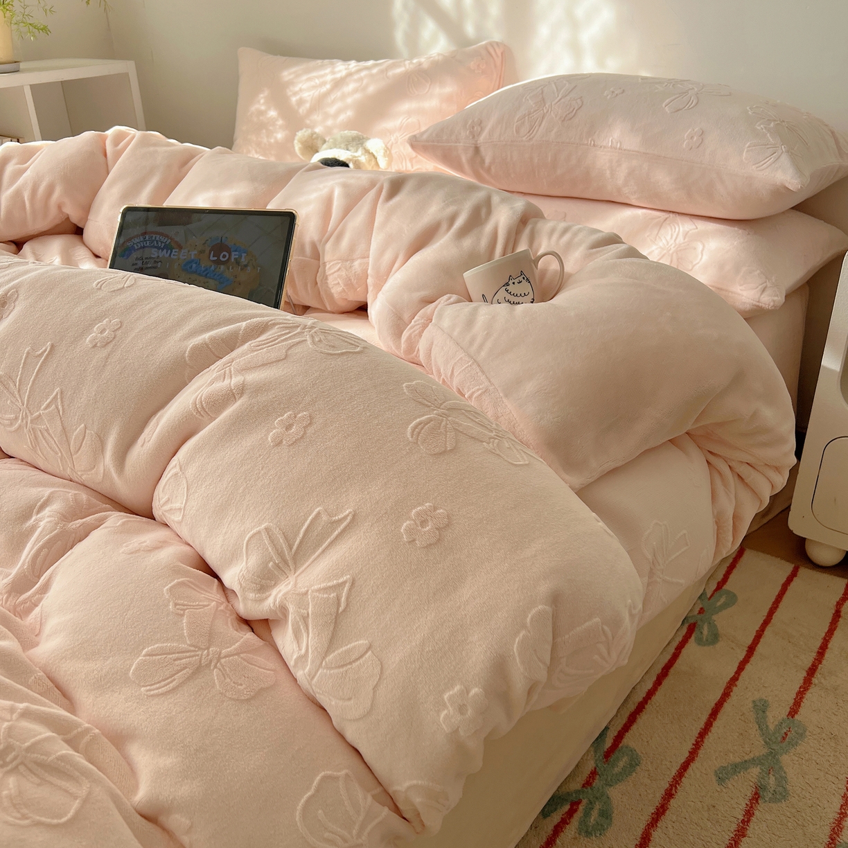 91家纺网 家纺一手货源 找家纺 六巷胡同 2025新款INS博主风蝴蝶结心语立体雕花A类牛奶绒四件套 （会员减5元） 蝴蝶结心语-粉