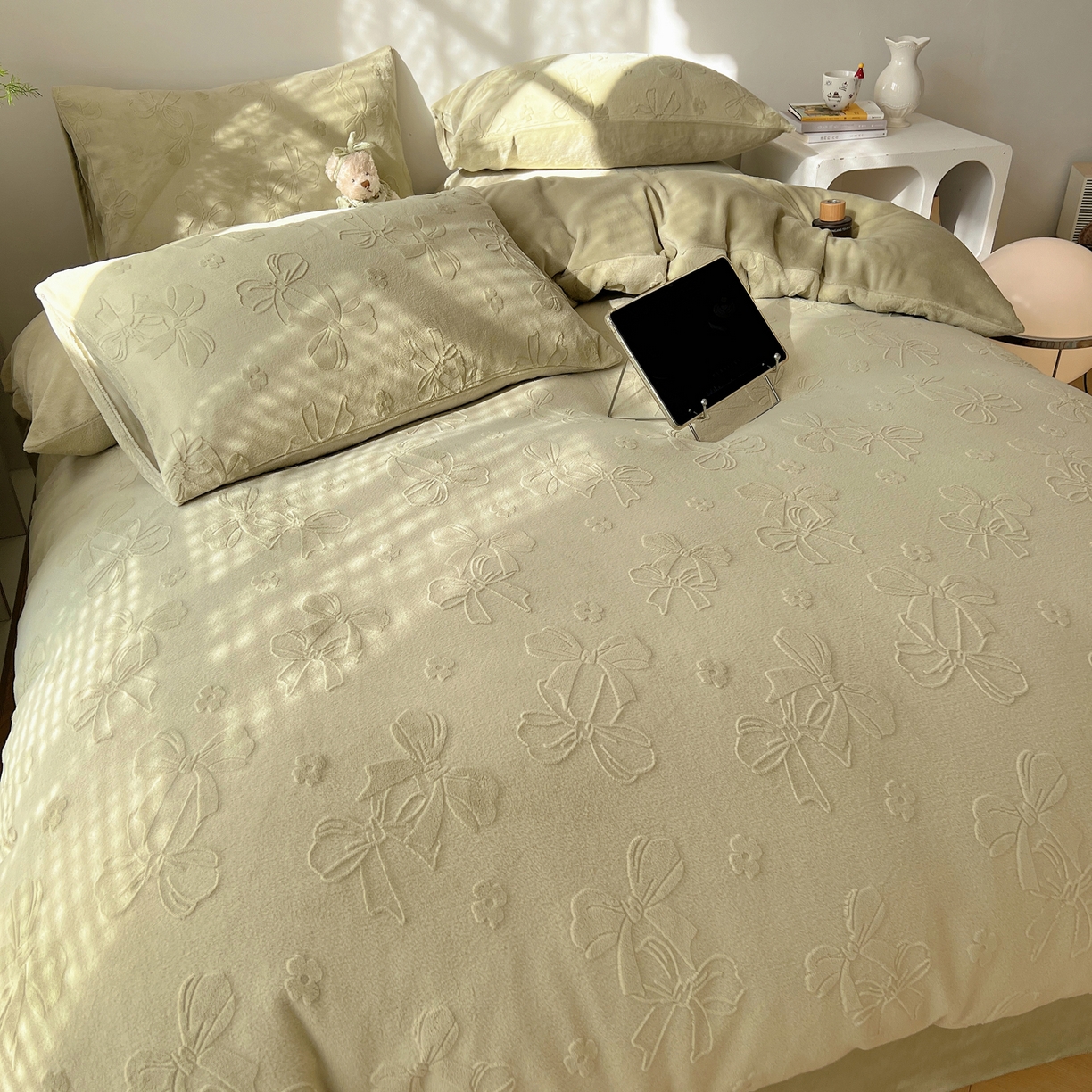 91家纺网 家纺一手货源 找家纺 六巷胡同 2025新款INS博主风蝴蝶结心语立体雕花A类牛奶绒四件套 （会员减5元） 蝴蝶结心语-绿