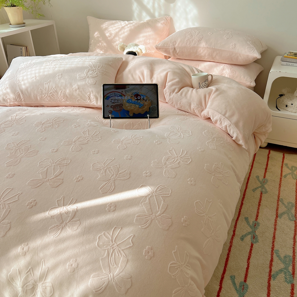 91家纺网 家纺一手货源 找家纺 六巷胡同 2025新款INS博主风蝴蝶结心语立体雕花A类牛奶绒四件套 （会员减5元） 蝴蝶结心语-粉