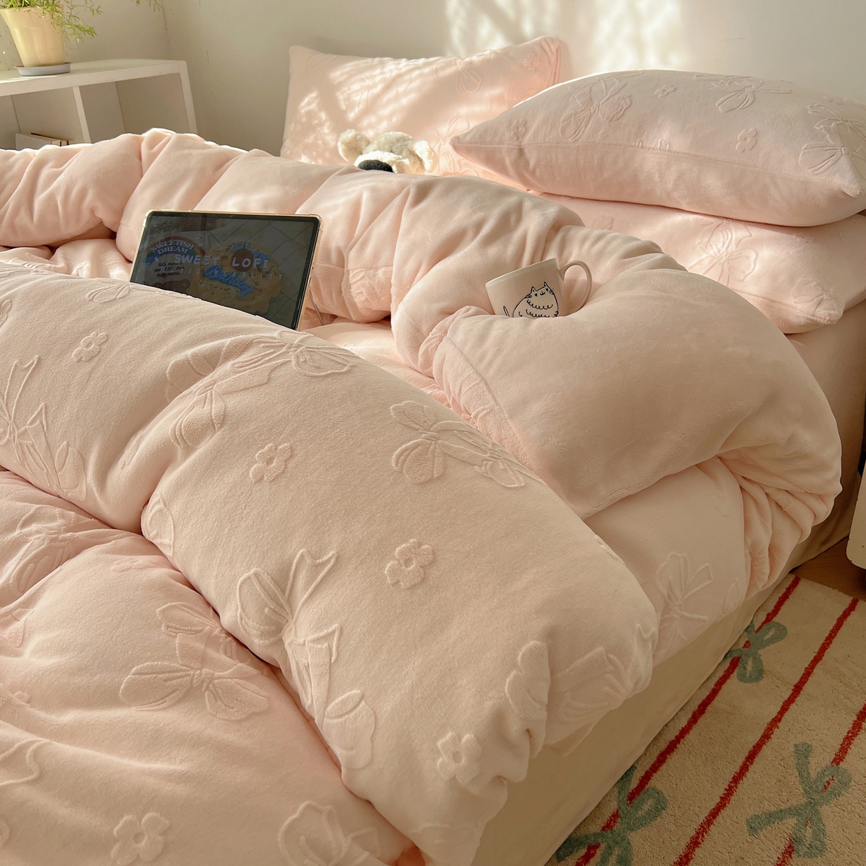 91家纺网 家纺一手货源 找家纺 六巷胡同 2025新款INS博主风蝴蝶结心语立体雕花A类牛奶绒四件套 （会员减5元） 蝴蝶结心语-粉