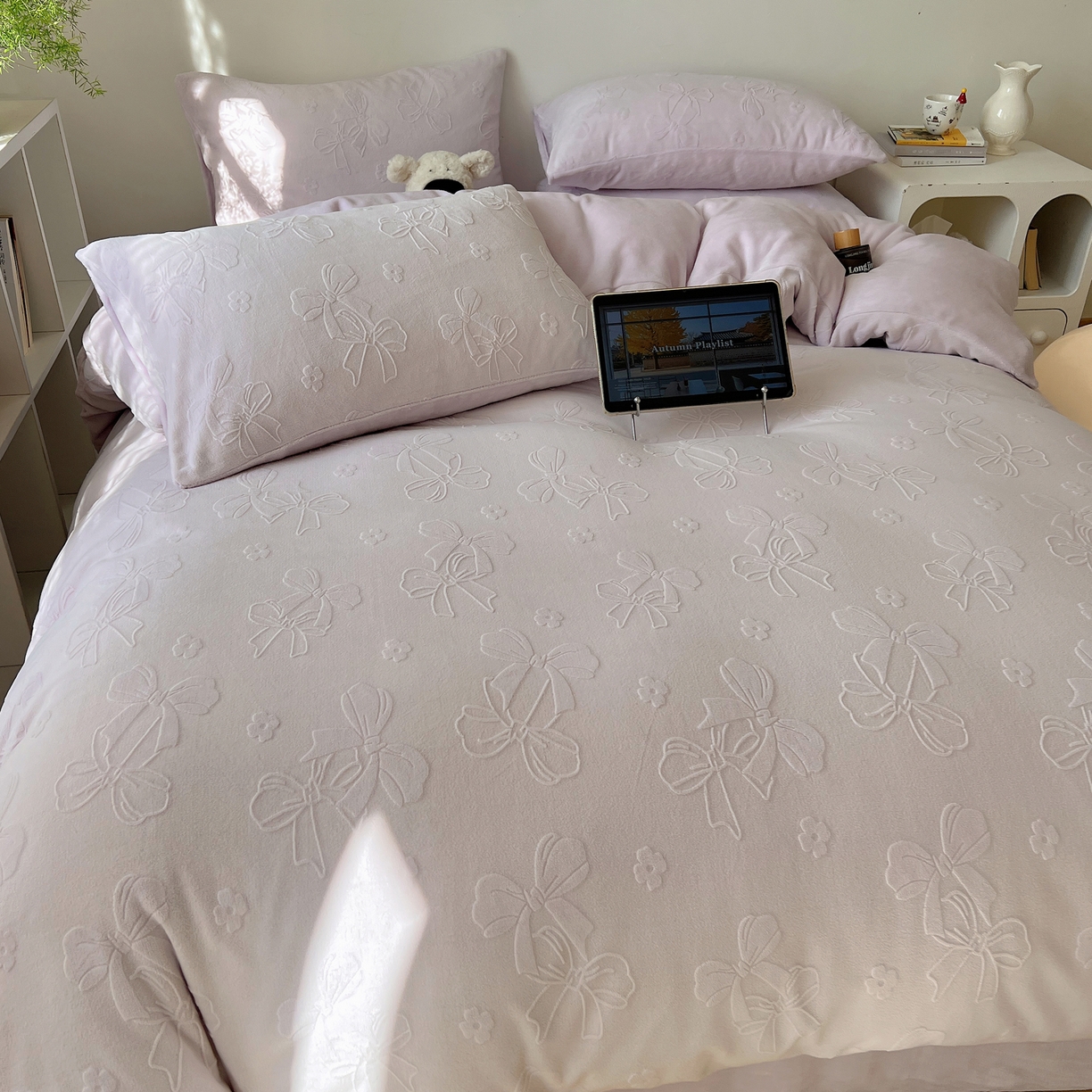 91家纺网 家纺一手货源 找家纺 六巷胡同 2025新款INS博主风蝴蝶结心语立体雕花A类牛奶绒四件套 （会员减5元） 蝴蝶结心语-紫