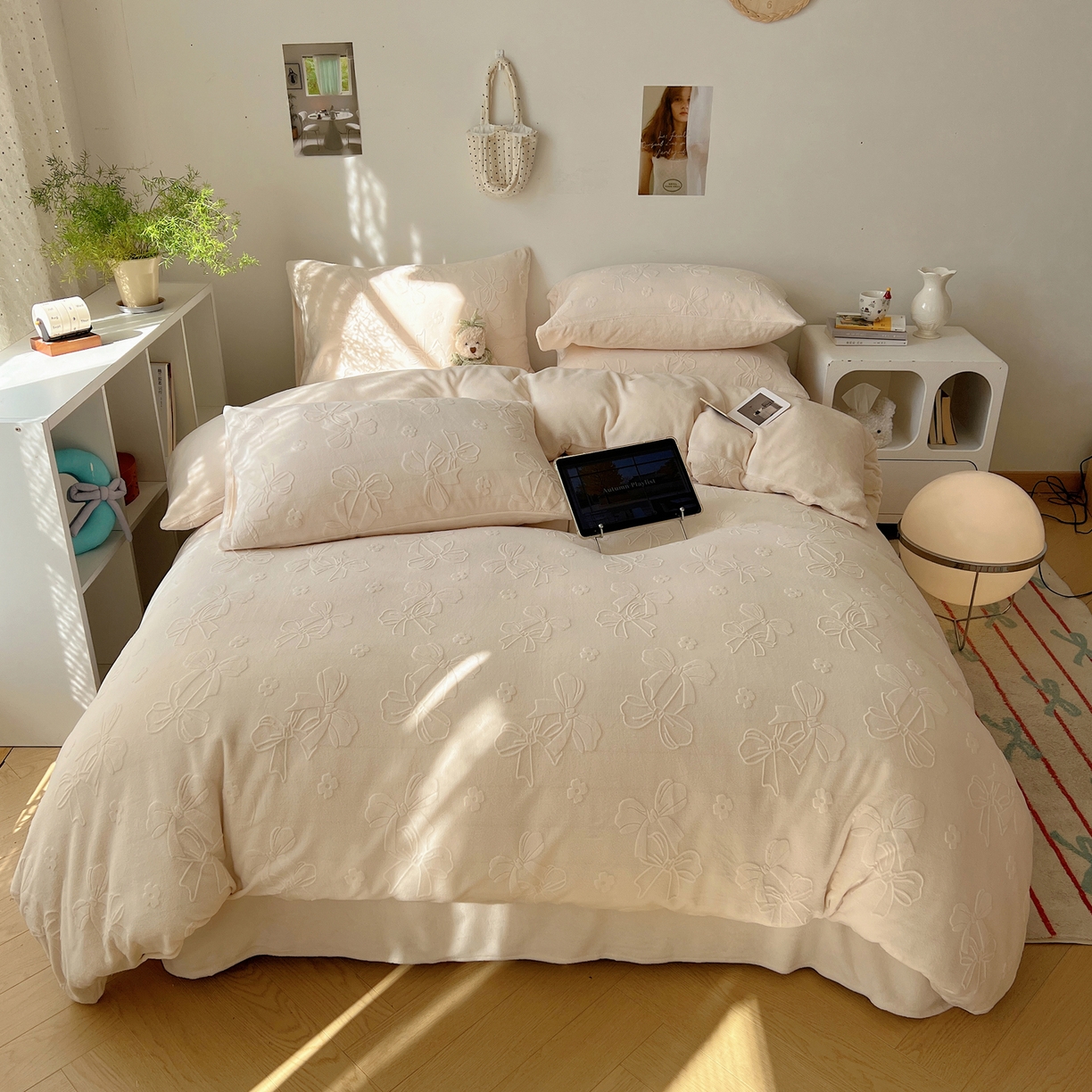 91家纺网 家纺一手货源 找家纺 六巷胡同 2025新款INS博主风蝴蝶结心语立体雕花A类牛奶绒四件套 （会员减5元） 蝴蝶结心语-白