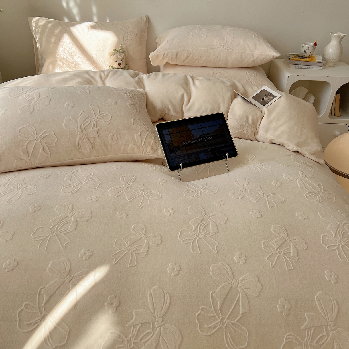 91家纺网 家纺一手货源 找家纺 六巷胡同 2025新款INS博主风蝴蝶结心语立体雕花A类牛奶绒四件套 （会员减5元） 蝴蝶结心语-白