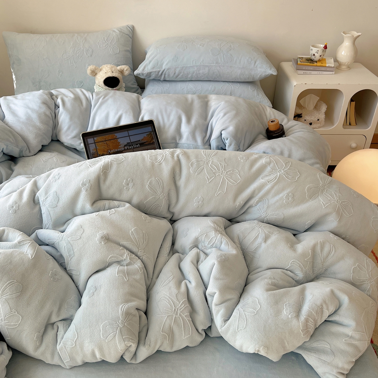 91家纺网 家纺一手货源 找家纺 （总）六巷胡同 2025新款INS博主风蝴蝶结心语立体雕花A类牛奶绒四件套 （会员减5元）