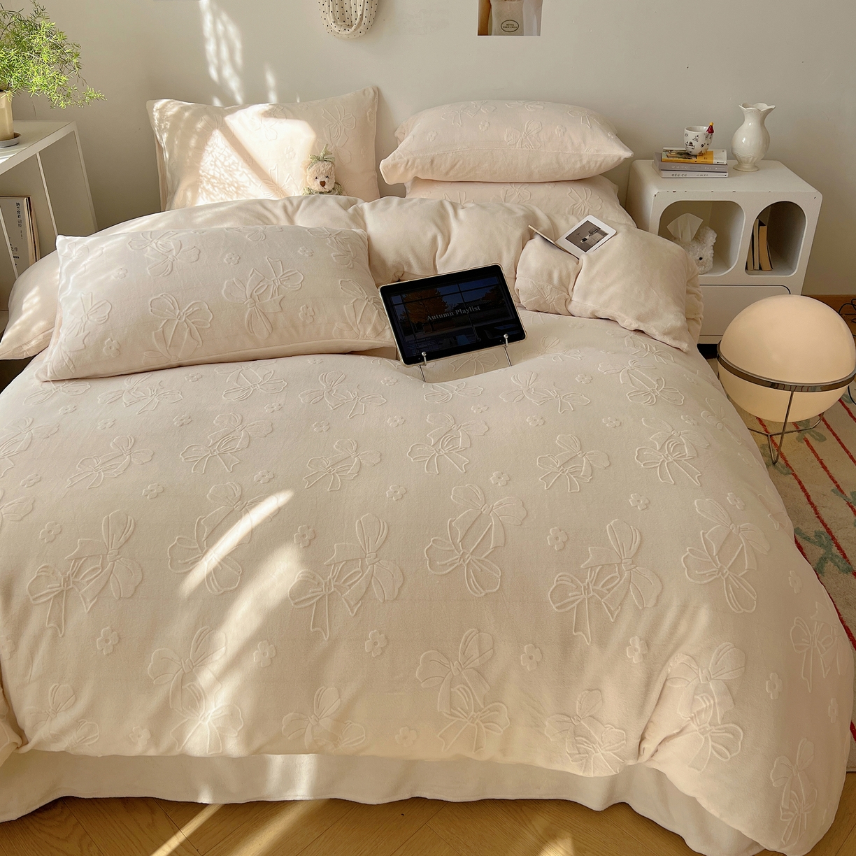 91家纺网 家纺一手货源 找家纺 六巷胡同 2025新款INS博主风蝴蝶结心语立体雕花A类牛奶绒四件套 （会员减5元） 蝴蝶结心语-白