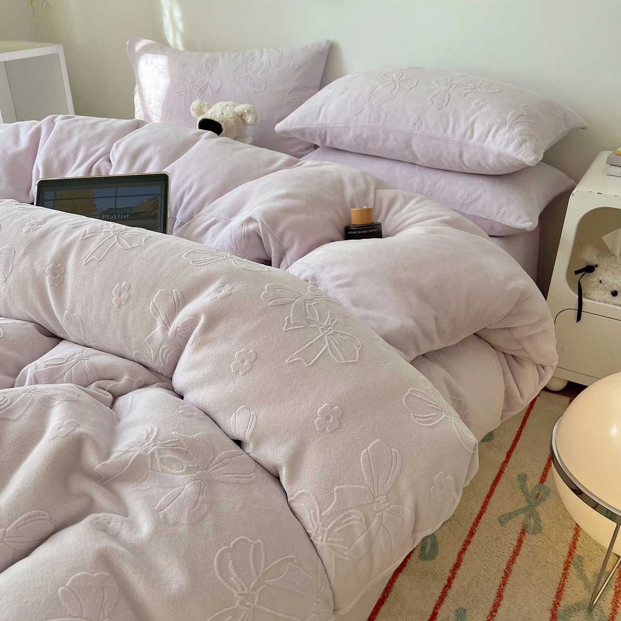 91家纺网 家纺一手货源 找家纺 六巷胡同 2025新款INS博主风蝴蝶结心语立体雕花A类牛奶绒四件套 （会员减5元） 蝴蝶结心语-紫