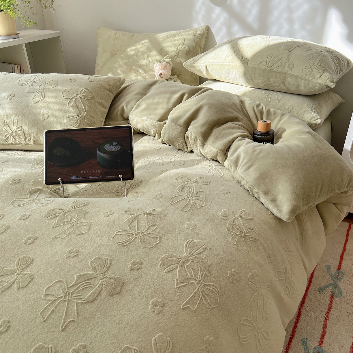 91家纺网 家纺一手货源 找家纺 六巷胡同 2025新款INS博主风蝴蝶结心语立体雕花A类牛奶绒四件套 （会员减5元） 蝴蝶结心语-绿