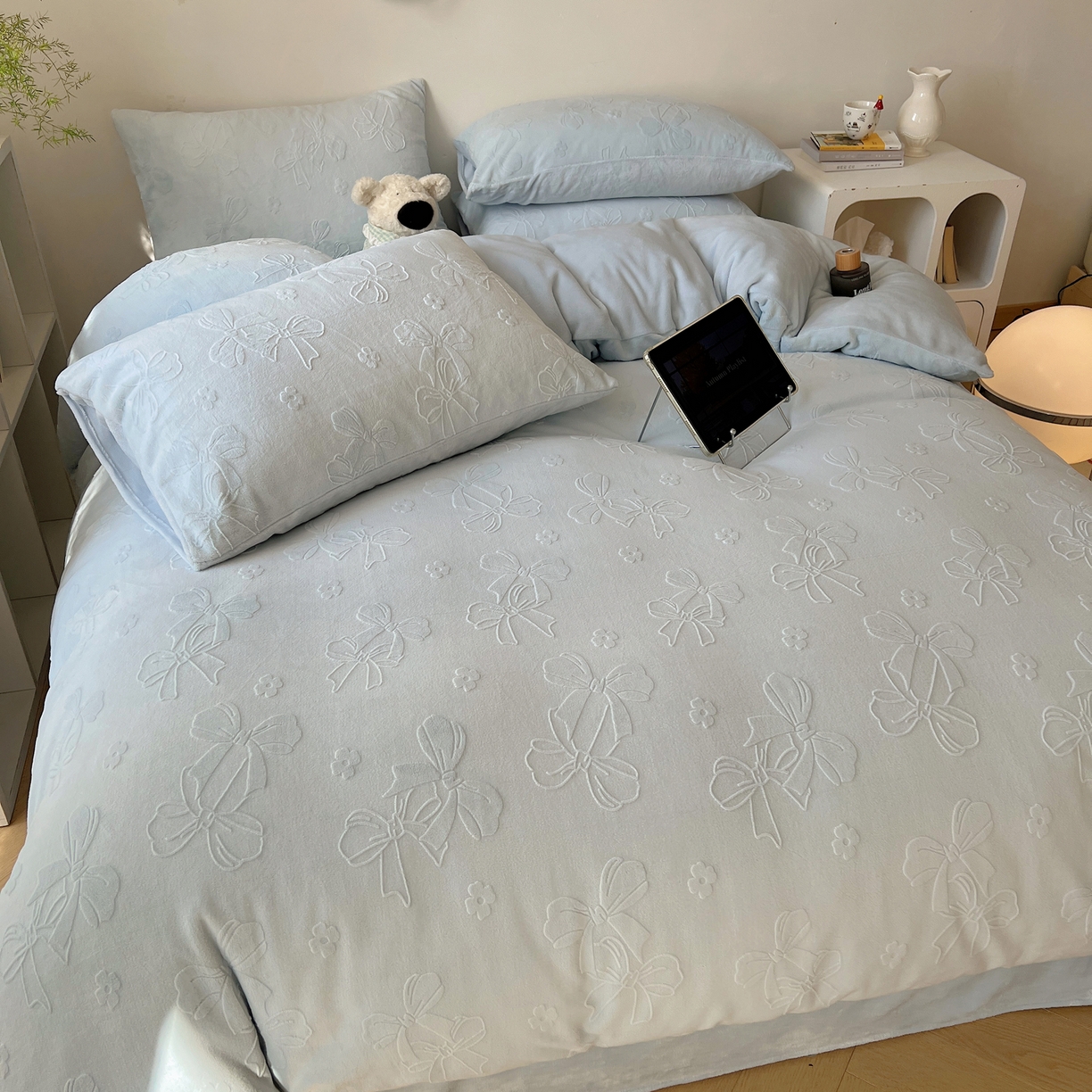 91家纺网 家纺一手货源 找家纺 （总）六巷胡同 2025新款INS博主风蝴蝶结心语立体雕花A类牛奶绒四件套 （会员减5元）