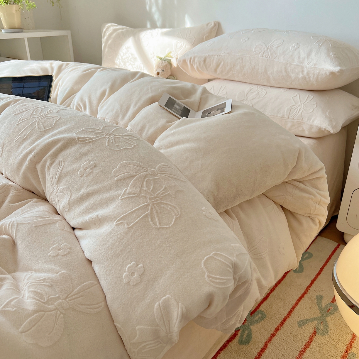 91家纺网 家纺一手货源 找家纺 六巷胡同 2025新款INS博主风蝴蝶结心语立体雕花A类牛奶绒四件套 （会员减5元） 蝴蝶结心语-白