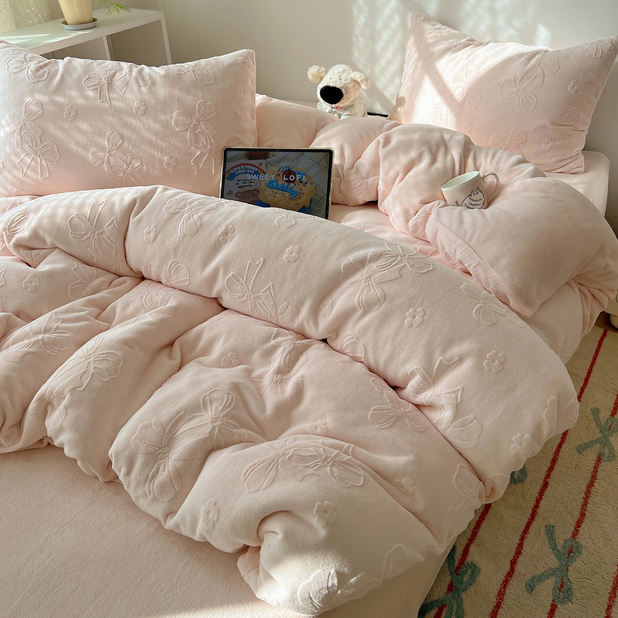 91家纺网 家纺一手货源 找家纺 （总）六巷胡同 2025新款INS博主风蝴蝶结心语立体雕花A类牛奶绒四件套 （会员减5元）