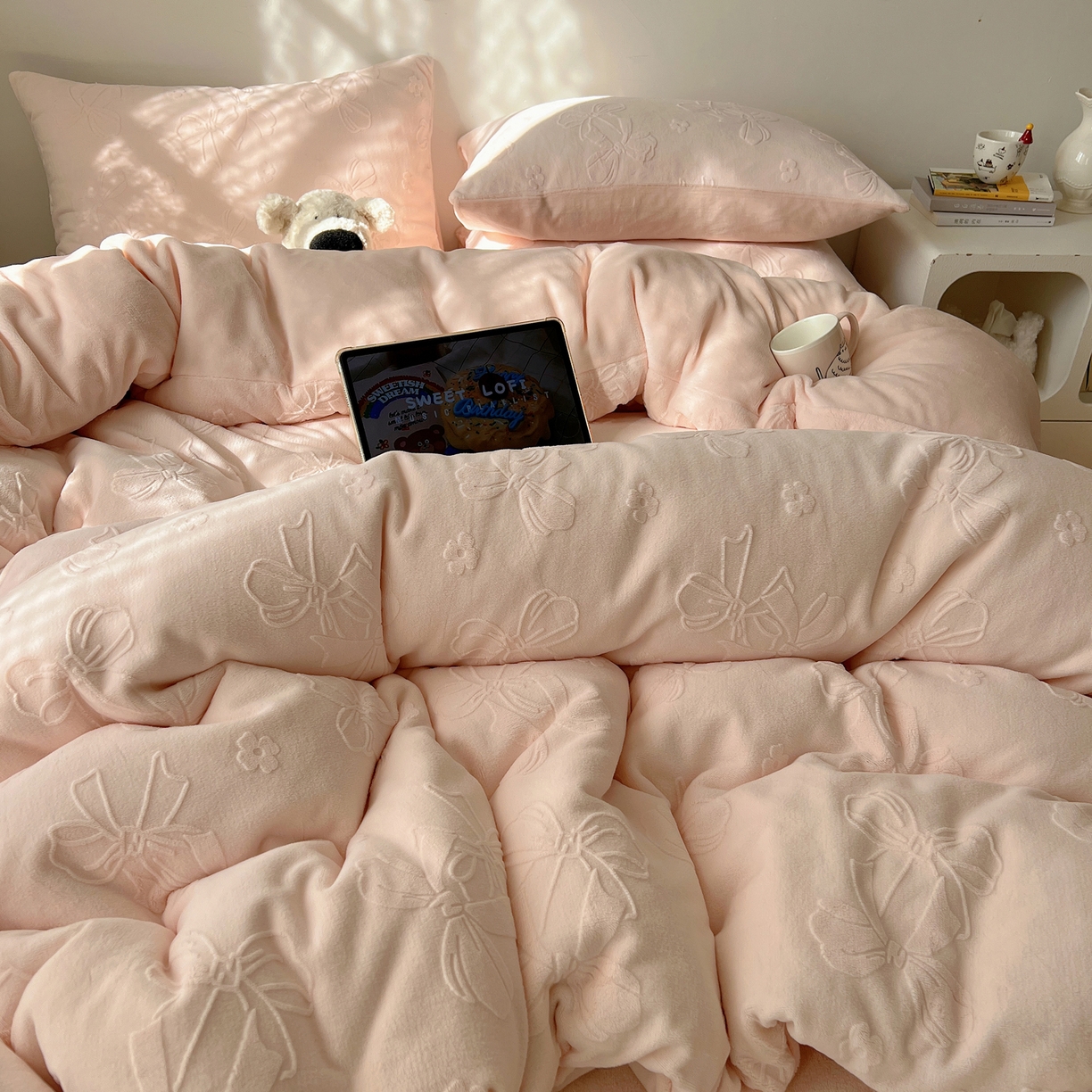 91家纺网 家纺一手货源 找家纺 六巷胡同 2025新款INS博主风蝴蝶结心语立体雕花A类牛奶绒四件套 （会员减5元） 蝴蝶结心语-粉