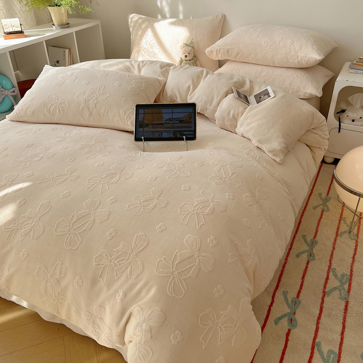 91家纺网 家纺一手货源 找家纺 六巷胡同 2025新款INS博主风蝴蝶结心语立体雕花A类牛奶绒四件套 （会员减5元） 蝴蝶结心语-白