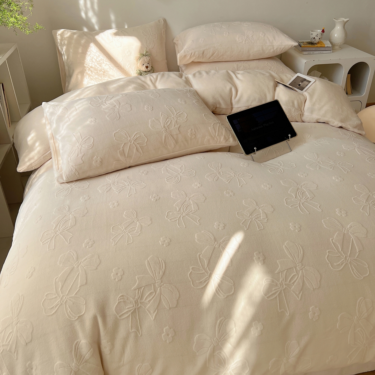 91家纺网 家纺一手货源 找家纺 六巷胡同 2025新款INS博主风蝴蝶结心语立体雕花A类牛奶绒四件套 （会员减5元） 蝴蝶结心语-白