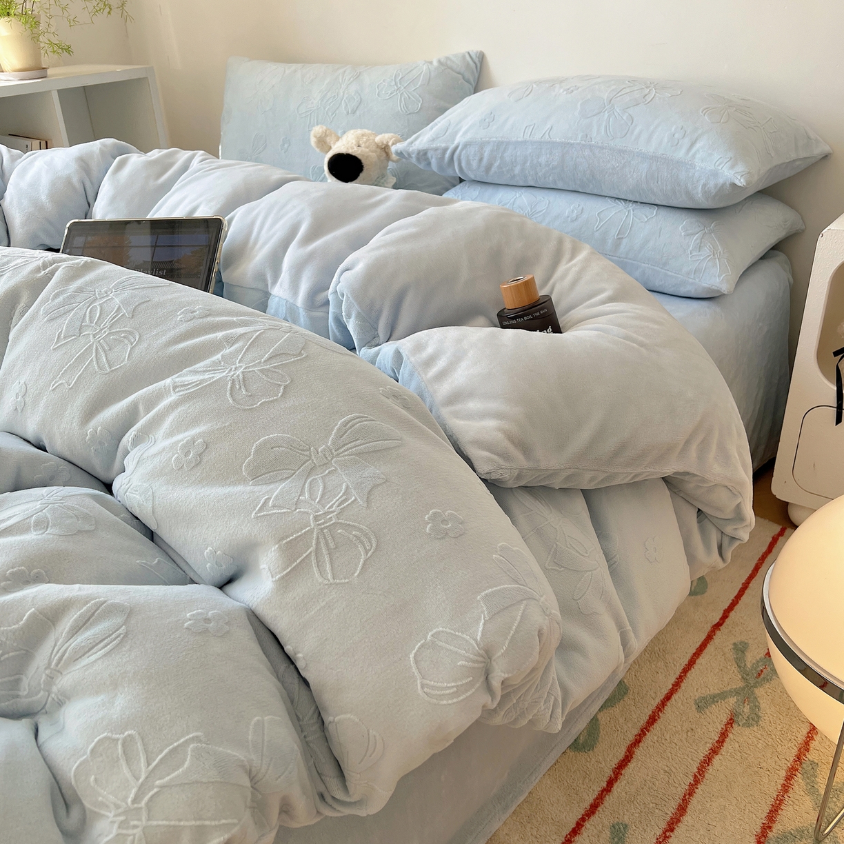 91家纺网 家纺一手货源 找家纺 （总）六巷胡同 2025新款INS博主风蝴蝶结心语立体雕花A类牛奶绒四件套 （会员减5元）