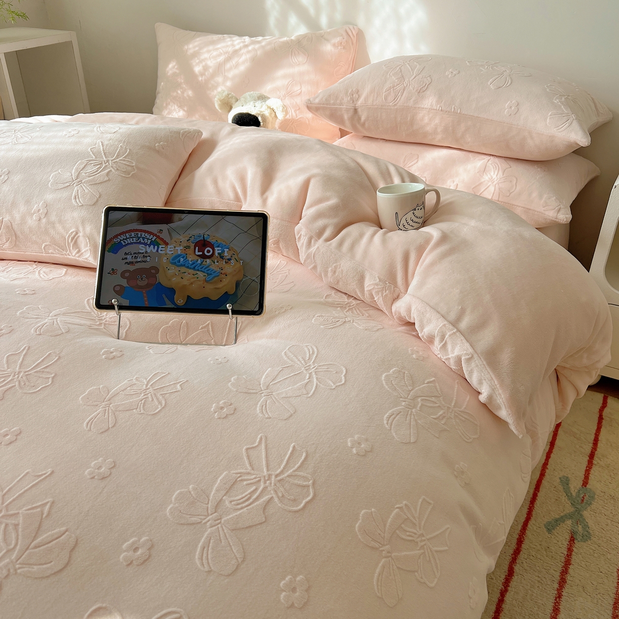 91家纺网 家纺一手货源 找家纺 六巷胡同 2025新款INS博主风蝴蝶结心语立体雕花A类牛奶绒四件套 （会员减5元） 蝴蝶结心语-粉