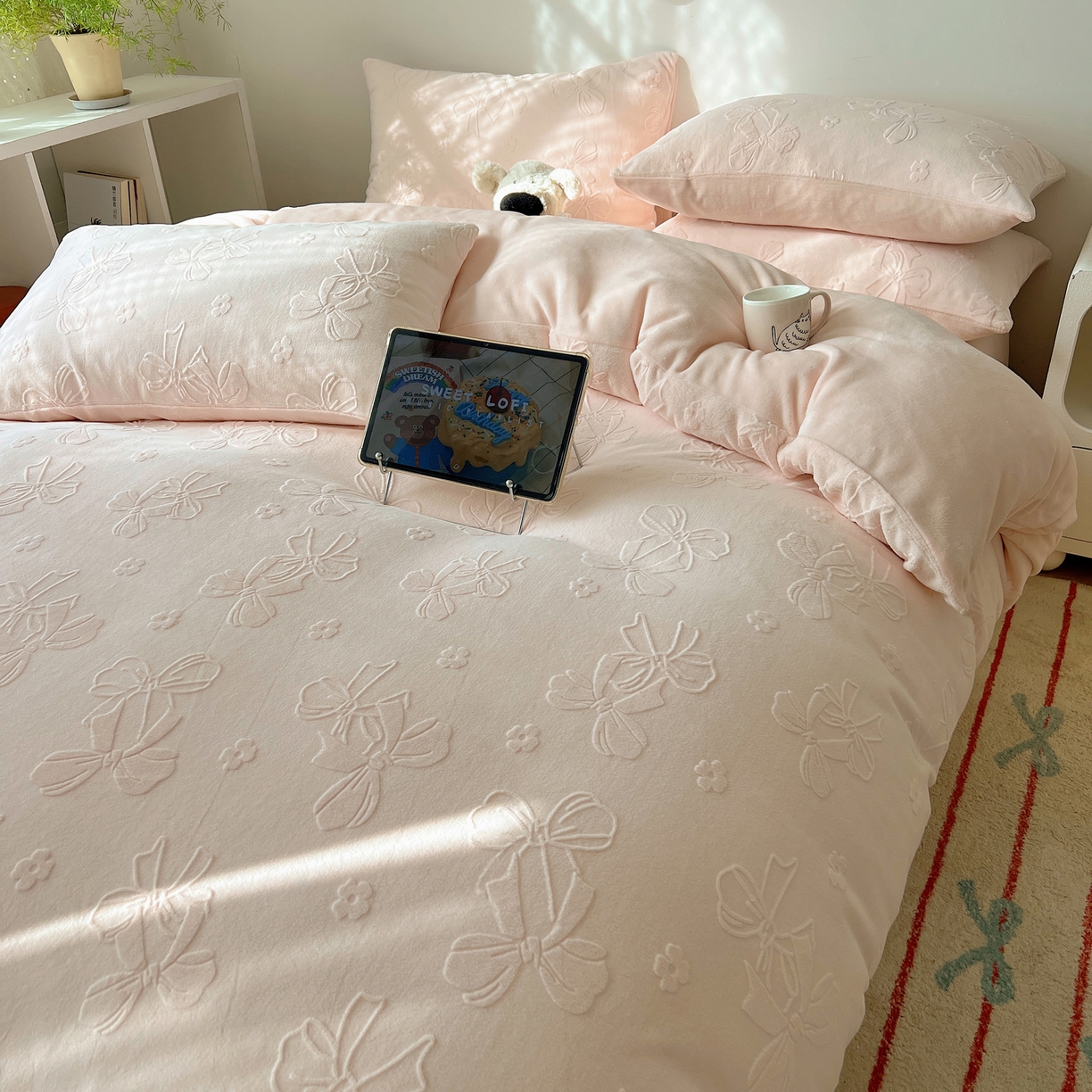 91家纺网 家纺一手货源 找家纺 六巷胡同 2025新款INS博主风蝴蝶结心语立体雕花A类牛奶绒四件套 （会员减5元） 蝴蝶结心语-粉