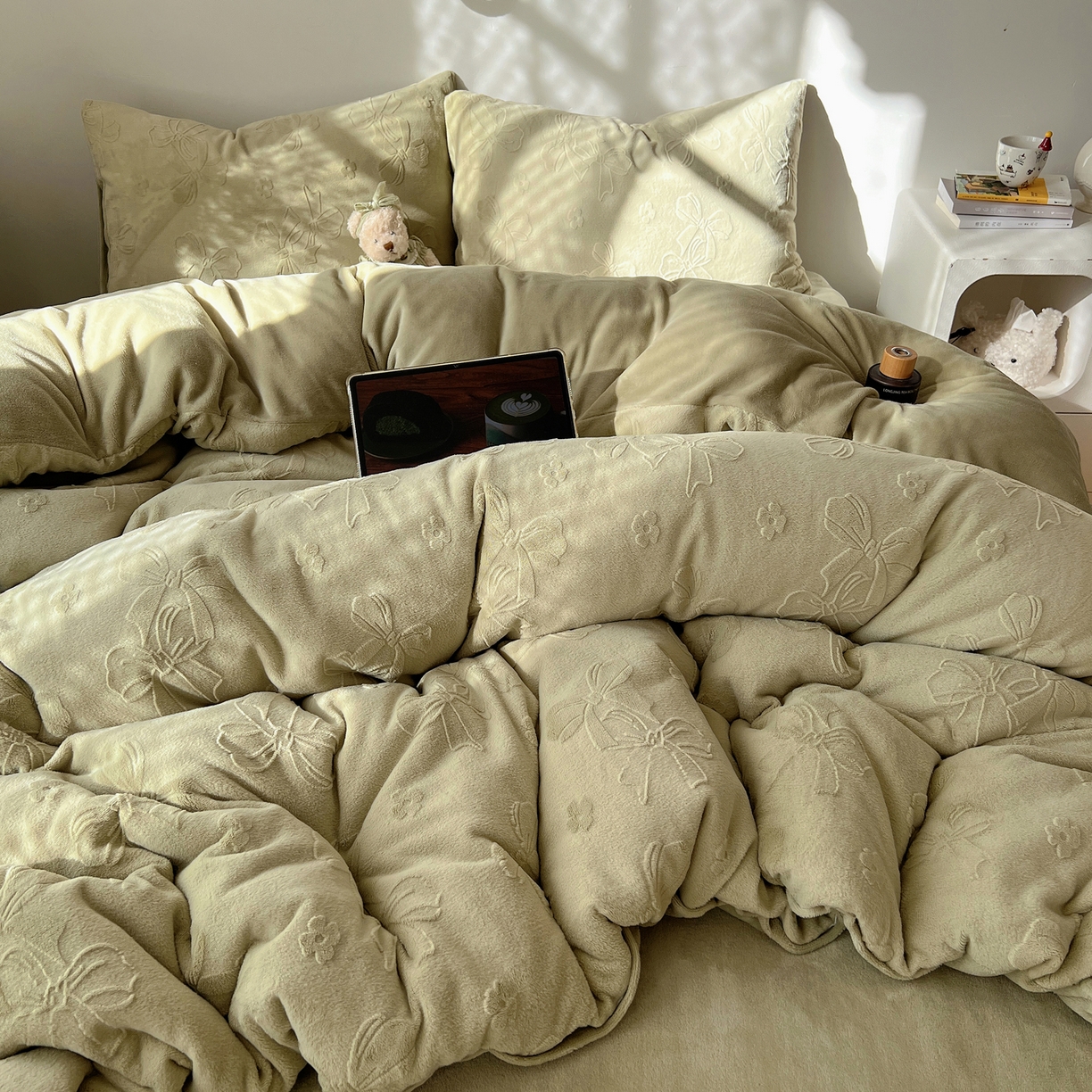 91家纺网 家纺一手货源 找家纺 六巷胡同 2025新款INS博主风蝴蝶结心语立体雕花A类牛奶绒四件套 （会员减5元） 蝴蝶结心语-绿