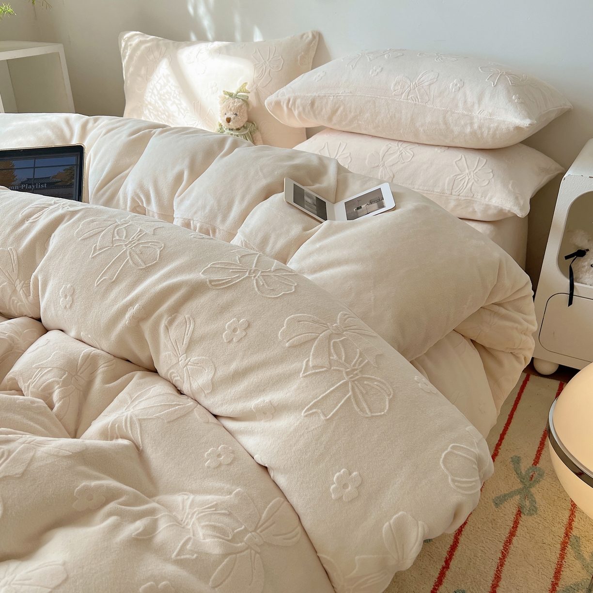 91家纺网 家纺一手货源 找家纺 六巷胡同 2025新款INS博主风蝴蝶结心语立体雕花A类牛奶绒四件套 （会员减5元） 蝴蝶结心语-白