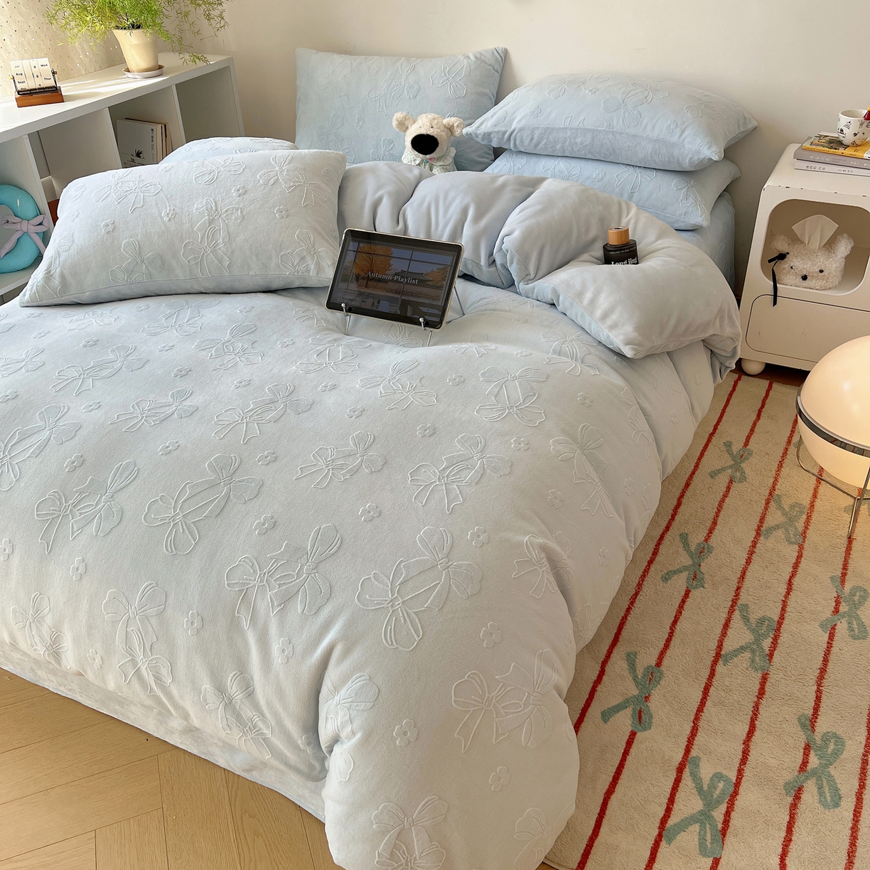 91家纺网 家纺一手货源 找家纺 六巷胡同 2025新款INS博主风蝴蝶结心语立体雕花A类牛奶绒四件套 （会员减5元） 蝴蝶结心语-蓝