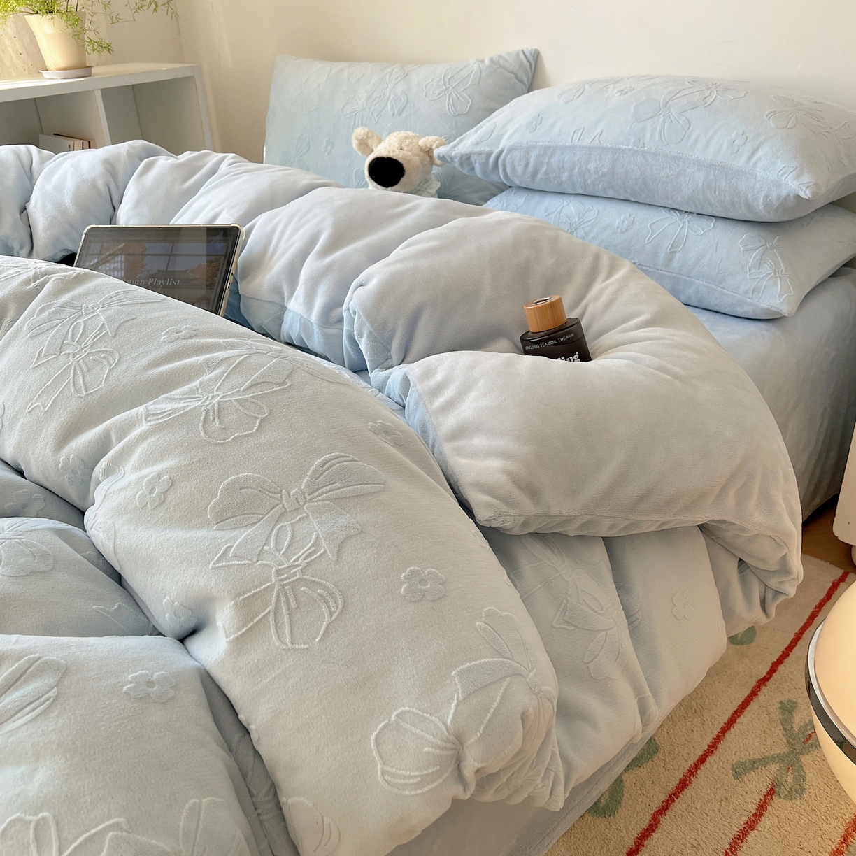 91家纺网 家纺一手货源 找家纺 （总）六巷胡同 2025新款INS博主风蝴蝶结心语立体雕花A类牛奶绒四件套 （会员减5元）