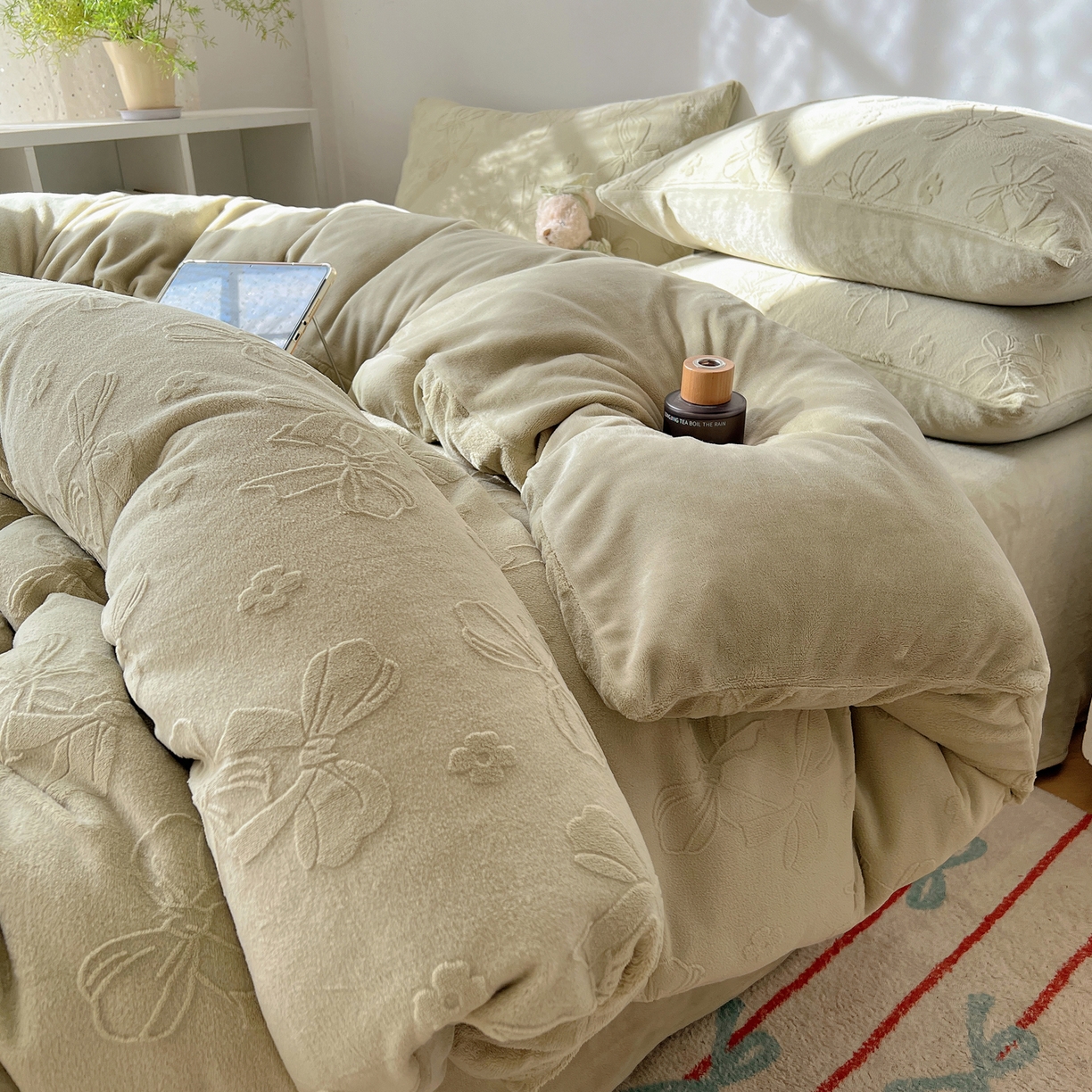 91家纺网 家纺一手货源 找家纺 六巷胡同 2025新款INS博主风蝴蝶结心语立体雕花A类牛奶绒四件套 （会员减5元） 蝴蝶结心语-绿