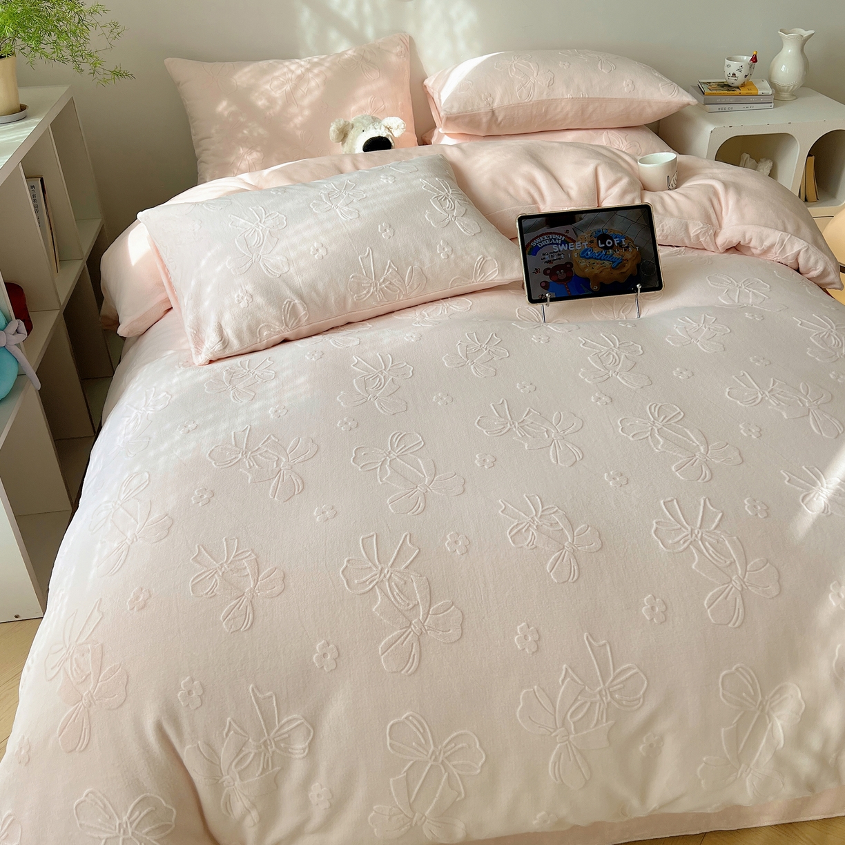 91家纺网 家纺一手货源 找家纺 六巷胡同 2025新款INS博主风蝴蝶结心语立体雕花A类牛奶绒四件套 （会员减5元） 蝴蝶结心语-粉