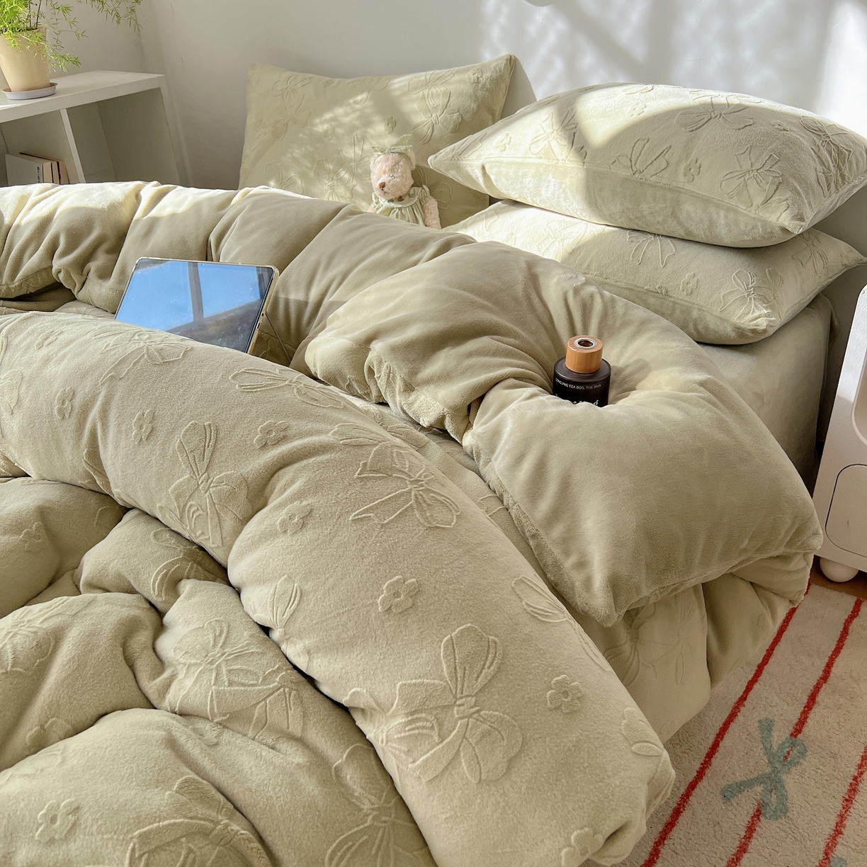 91家纺网 家纺一手货源 找家纺 六巷胡同 2025新款INS博主风蝴蝶结心语立体雕花A类牛奶绒四件套 （会员减5元） 蝴蝶结心语-绿