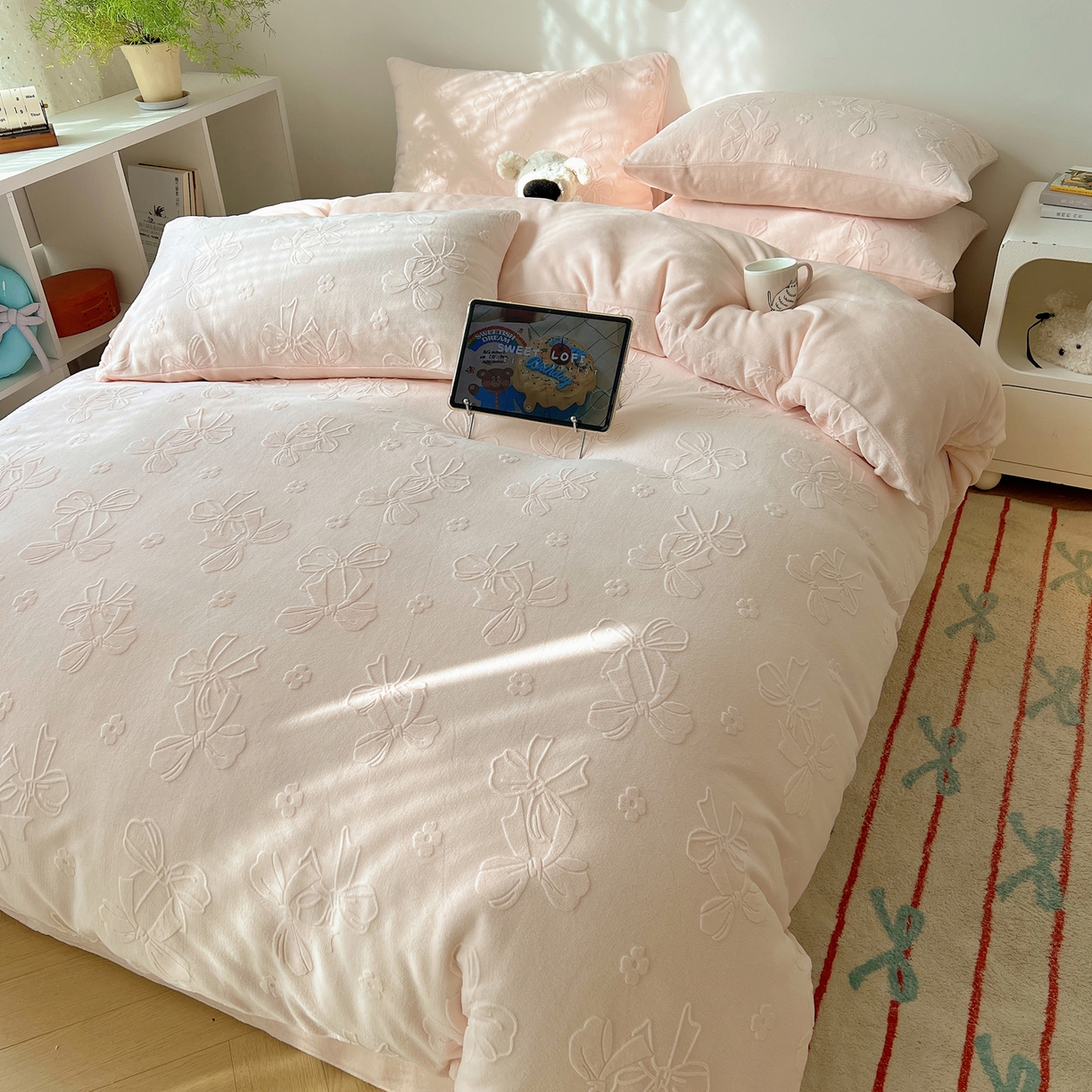 91家纺网 家纺一手货源 找家纺 六巷胡同 2025新款INS博主风蝴蝶结心语立体雕花A类牛奶绒四件套 （会员减5元） 蝴蝶结心语-粉